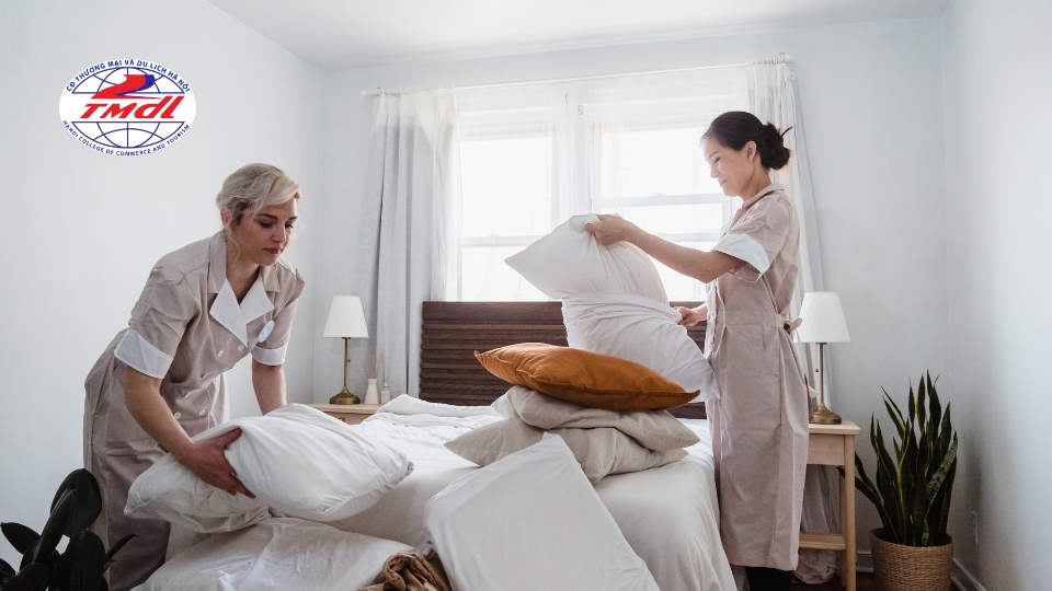 Ngành Quản lý Khách sạn mang lại cơ hội nghề nghiệp vô cùng đa dạng và đầy triển vọng, đặc biệt trong bối cảnh ngành du lịch và dịch vụ đang phát triển mạnh mẽ.