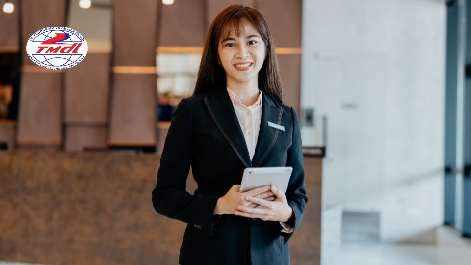 Sinh viên ngành quản trị khách sạn thường bắt đầu ở các vị trí nhân viên để tích lũy kinh nghiệm thực tế
