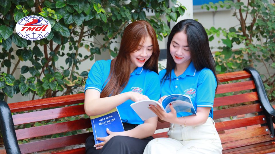 Một trong những địa chỉ uy tín là Trường Cao đẳng Thương mại & Du lịch Hà Nội (HCCT) với hệ HCCT e-Learning.
