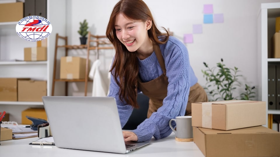 thương mại điện tử ra làm gì